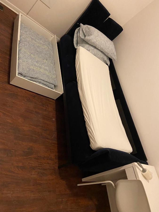 Budget Triple With En Bathroom 36a Guest house Toronto
